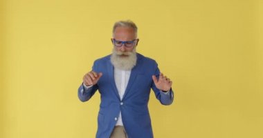 Yaşlı işadamı şarkı söylüyor ve dans ediyor.