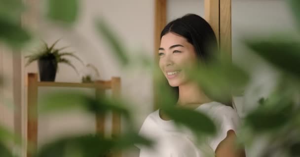Mulher coreana agradável sorrindo em casa — Vídeo de Stock