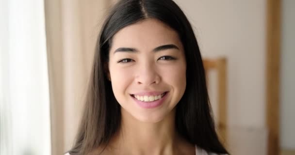 Mujer agradable sonriendo en casa — Vídeos de Stock