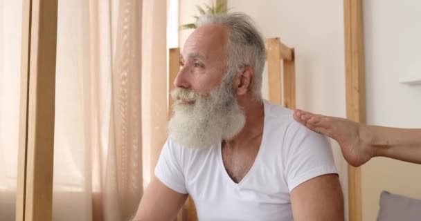Uomo anziano che prende la pillola prima del sesso — Video Stock