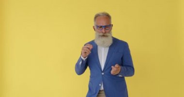 Yaşlı işadamı şarkı söylüyor ve dans ediyor.