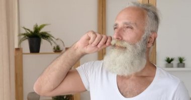 Bıyıklı kıdemli adam.