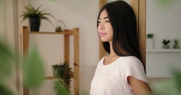 Gefallen koreanische Frau lächelt zu Hause — Stockvideo