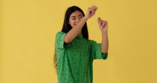 Sorrindo mulher dançando sobre fundo amarelo — Vídeo de Stock