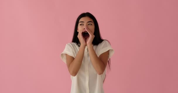Amazed woman whispering a secret — Stock Video