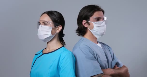 Guerreros Covid-19 listos para servicios médicos con gafas protectoras y máscara — Vídeos de Stock