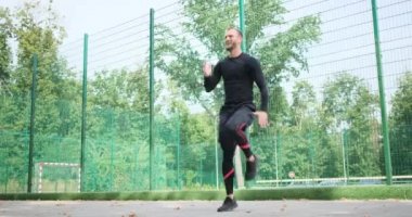 Sporcu yerinde koşuyor. 
