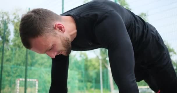 Sportsman gör löpare planka lunge — Stockvideo
