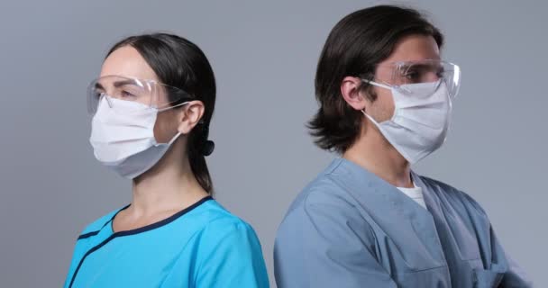 Védőszemüveggel és maszkkal ellátott orvosi ellátásra kész frontvonali munkavállalók — Stock videók