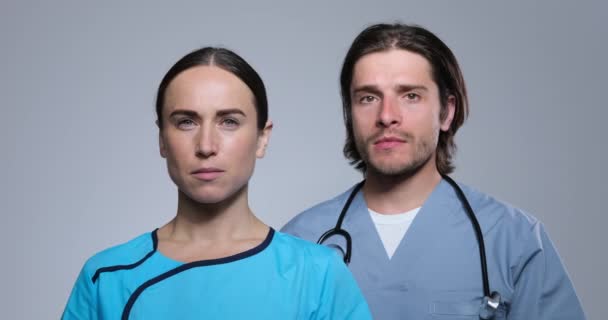 Beyaz geçmişi olan kadın ve erkek tıp uzmanları. — Stok video