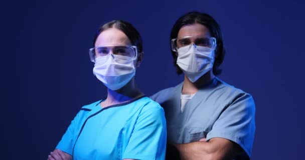 Guerreros Covid-19 listos para servicios de emergencia médica con gafas protectoras y máscara — Vídeos de Stock