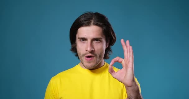 Homem dando polegares para cima e ok gesto — Vídeo de Stock