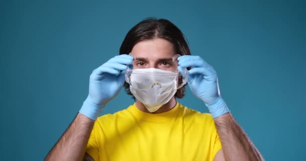 Uomo con maschera protettiva indossando occhiali da vista — Video Stock