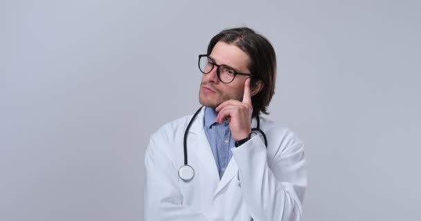 Dokter denkt na over een oplossing voor zijn problemen. — Stockvideo