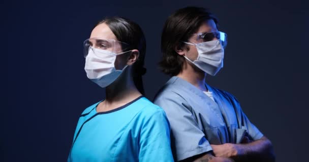 Trabajadores de primera línea listos para servicios de emergencia médica con gafas protectoras y máscara — Vídeos de Stock