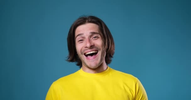 Cheerful man laughing over blue background — Stock Video