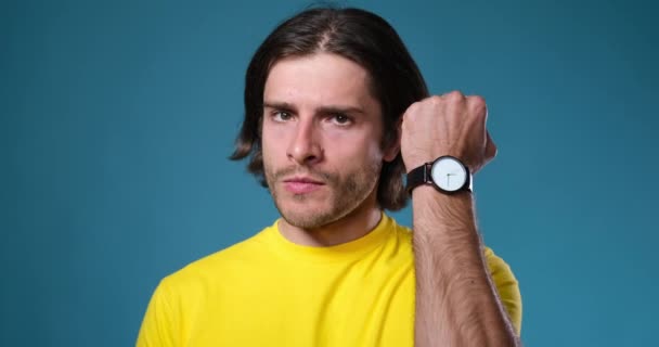 Hombre molesto mostrando tiempo en reloj de pulsera — Vídeos de Stock