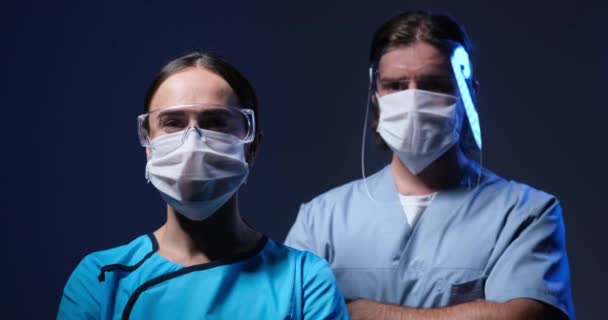 Covid-19-Krieger bereit für medizinische Notdienste mit Gesichtsschutz und Maske — Stockvideo