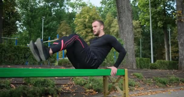 Deportista haciendo ejercicio abdominales arrodillado — Vídeos de Stock