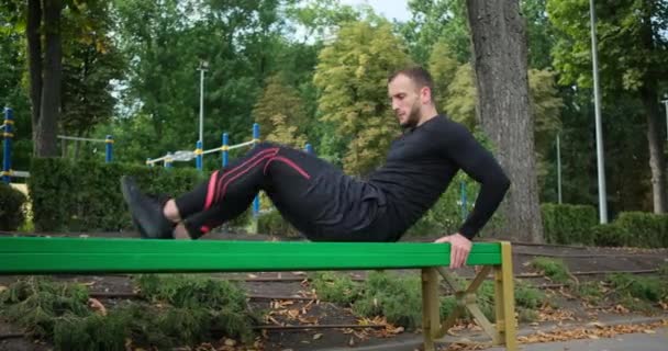 运动员做膝盖式腹肌运动 — 图库视频影像