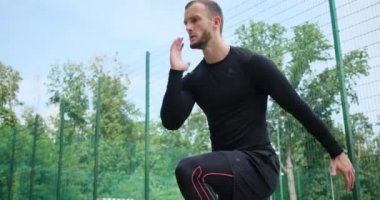 Sporcu hamleler yapıyor ve diz kaldırma egzersizi yapıyor.