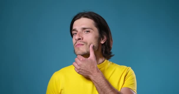 Bonito homem tocando sua barba e ajustando o cabelo — Vídeo de Stock