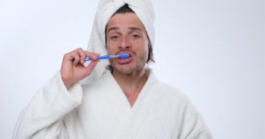 Adam ağız hijyenine dikkat ediyor.