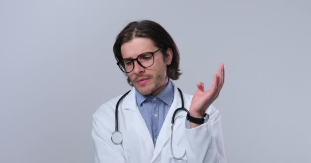 Doctor coming up with a brilliant idea — Stock Video