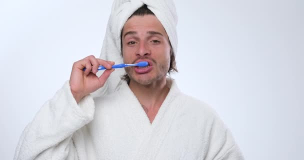 Az ember vigyáz a szájhigiéniájára. — Stock videók