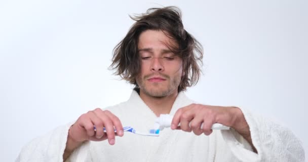 Hombre somnoliento cuidando de su higiene dental — Vídeos de Stock