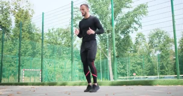 Deportista haciendo saltos y patadas altas — Vídeos de Stock