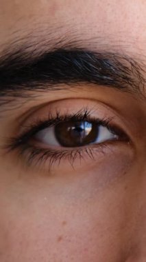 Yetişkinlerin gözleri aşırı yakın çekimde. İnce şaşılar ve doğal pencere ışığında gülümsemeler. Yavaş çekimde yakalanmış..