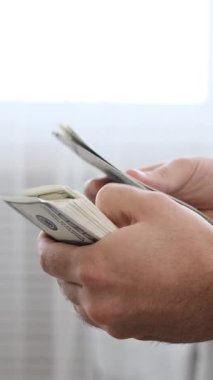 Ellerinizi yavaşça yavaşça çekilen, yumuşak gün ışığında evdeki para yığınlarını dikkatle sayarak kapatın..