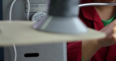 Ayakkabı için dikiş makinesi görünümünü. Kadın s el ile iplik Fabrikası'nda çalışıyor. 4k