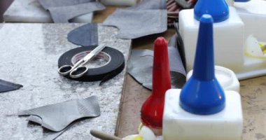 Ayakkabı üreticisi, Usta, Usta, işçi olduğunu üretmek, küçük bir atölye üretmek kadın ayakkabı.