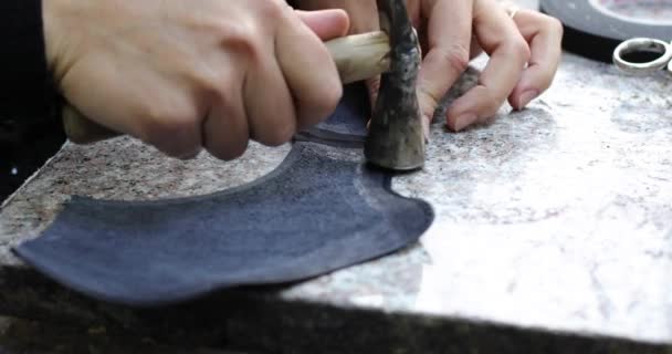 Schuhmacher Meister Handwerker Arbeiter Ist Manufaktur Produziert Damenschuhe Einem Kleinen — Stockvideo