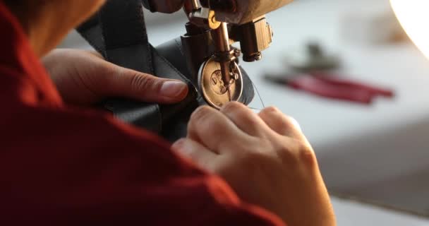 Weergave Van Naaimachine Voor Schoenen Vrouw Hand Werken Fabriek Met — Stockvideo