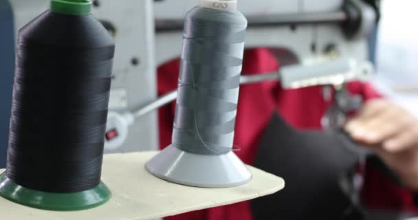 Vista Máquina Costura Para Sapatos Mão Mulher Trabalhando Fábrica Com — Vídeo de Stock