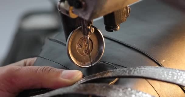 靴を縫うミシンのビュー 女性の手スレッドで工場で働いています — ストック動画