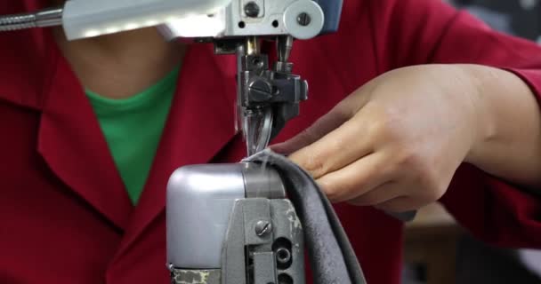 Vista Máquina Coser Para Zapatos Mano Mujer Trabajando Fábrica Con — Vídeo de stock