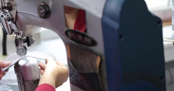 Vista Máquina Coser Para Zapatos Mano Mujer Trabajando Fábrica Con — Vídeo de stock