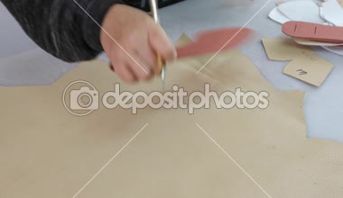 Ayakkabı üreticisi, Usta, Usta, işçi olduğunu üretmek, küçük bir atölye üretmek kadın ayakkabı.