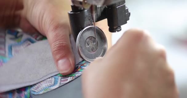 Vista Máquina Coser Para Zapatos Mano Mujer Trabajando Fábrica Con — Vídeo de stock