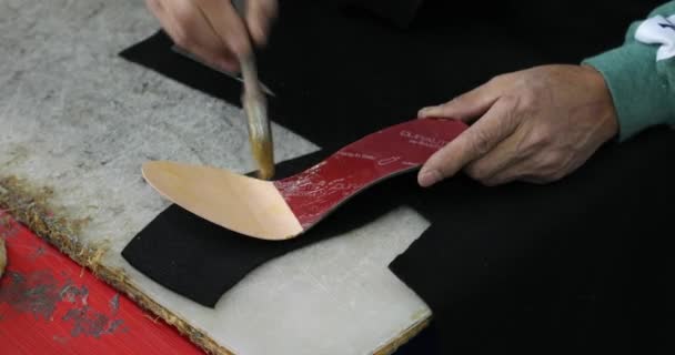 Schuhmacher Meister Handwerker Arbeiter Wird Gefertigt Produziert Herrenschuhe Einem Kleinen — Stockvideo