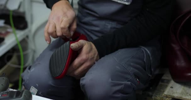 靴のメーカー マスター 職人が製造 小さなアトリエで靴を生産 — ストック動画