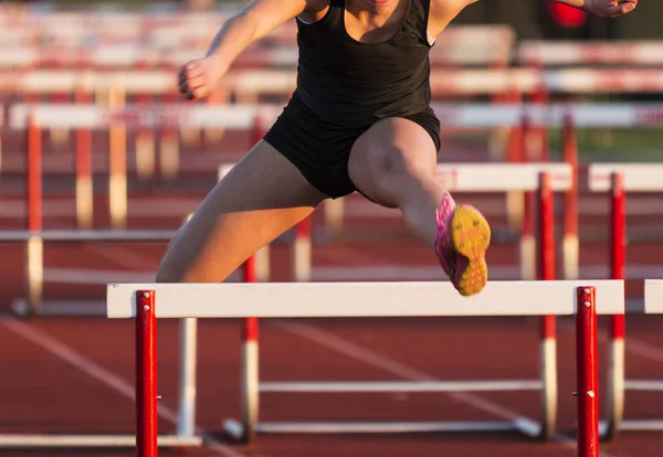 Ein Gymnasiastin Schwarzer Uniform Schwärmt Bei Einem Lokalen Wettbewerb Über — Stockfoto