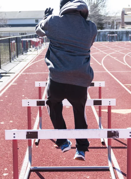 Atleta Pista Campo Está Realizando Ejercicio Fuerza Saltando Sobre Obstáculos — Foto de Stock