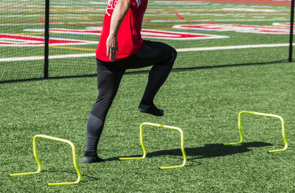 Atleta Pista Campo Escuela Secundaria Está Pisando Los Mini Obstáculos —  Fotos de Stock