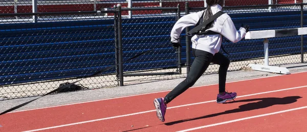 Una Atleta Afroamericana Atletica Leggera Sta Tirando Una Slitta Pesata — Foto Stock