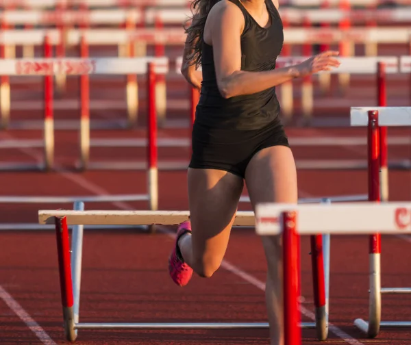 Uma Garotas Ensino Médio Derruba Obstáculo Enquanto Corre Uma Corrida — Fotografia de Stock